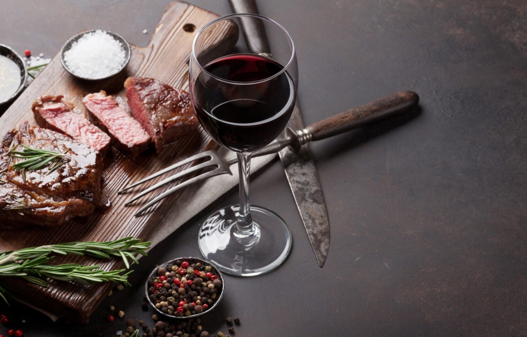 steak-and-red-wine@2x